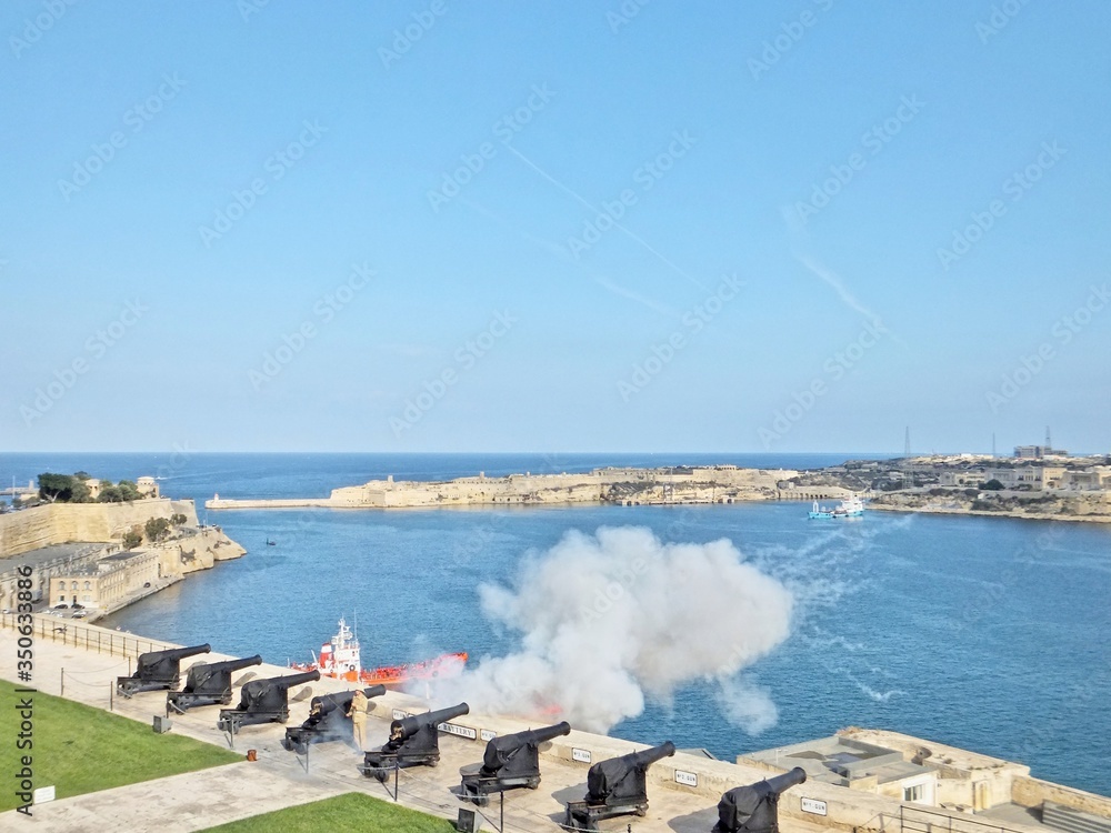 Upper Barrakka Garden Saluting Battery shot at 4 pm (Valletta, Malta)