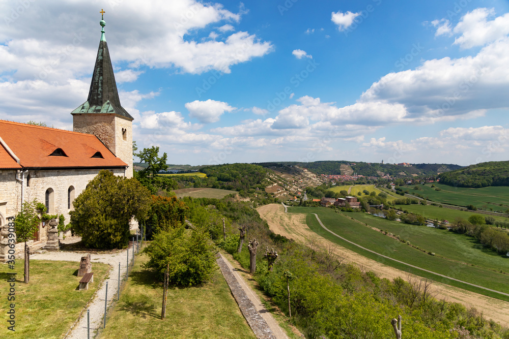 Blick ins Unstruttal Richtung Freyburg mit dem Kloster Zscheiplitz