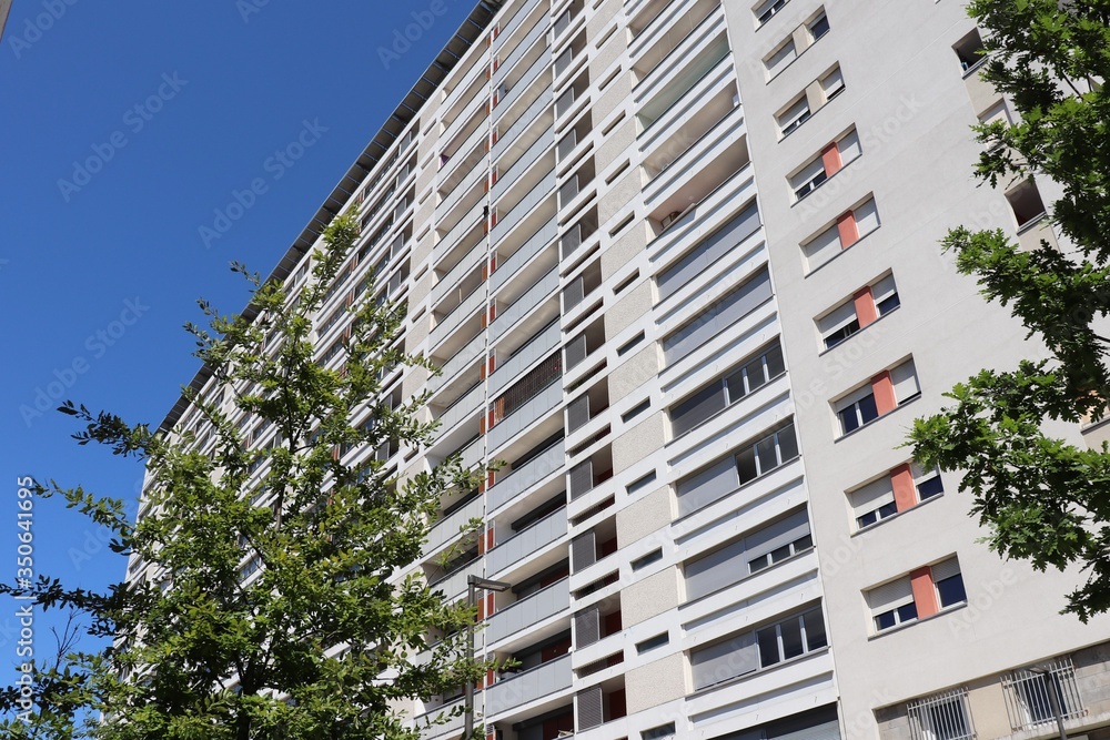 Immeuble d'habitation de type barre HLM dans le quartier de la Duchère à Lyon - Ville de Lyon - 9 ème arrondissement - Département du Rhône - France