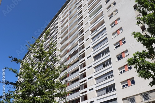 Immeuble d'habitation de type barre HLM dans le quartier de la Duchère à Lyon - Ville de Lyon - 9 ème arrondissement - Département du Rhône - France photo