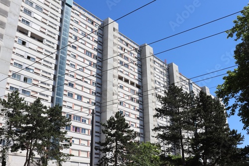 Immeuble d'habitation de type barre HLM dans le quartier de la Duchère à Lyon - Ville de Lyon - 9 ème arrondissement - Département du Rhône - France photo