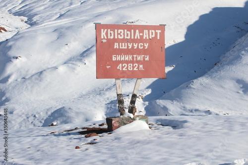 Mountain pass between Tajykistan and Kyrgizsrtan. Translation Kyzylart Pass, height 4282m