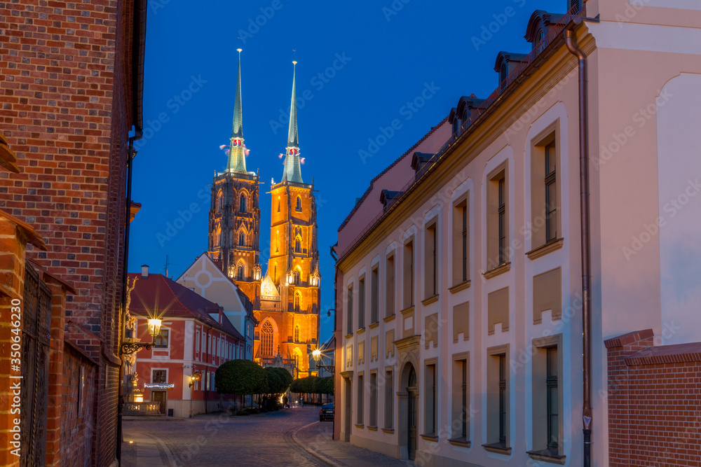 Obraz premium evening streets and a view of the Wroclaw cathedral