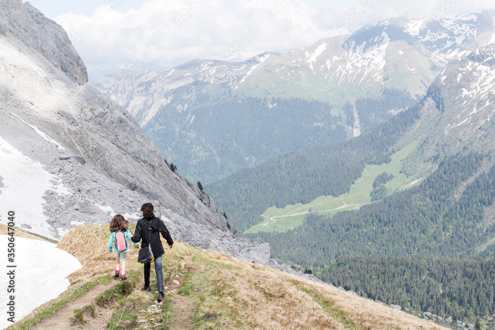 Enfants sur un chemin de randonnée en montagne