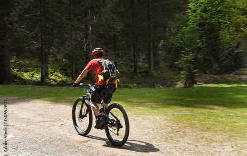 ciclista mountainbike Montana e-bike bici elettrica 
