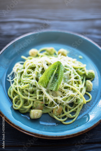 Green Pasta with scallop an...