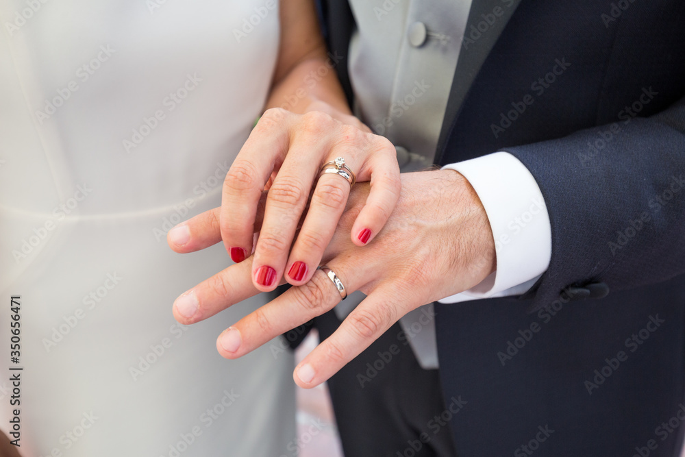 Obraz premium Wedding rings and hands