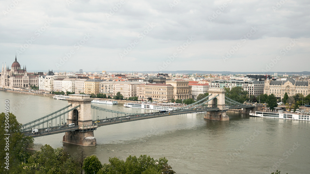 chain bridge in budapest, Hungría