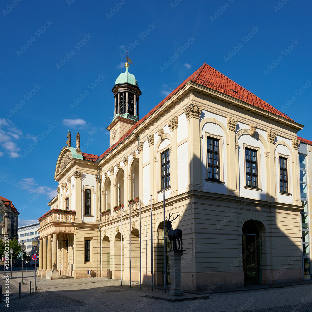 Fototapeta premium Rathaus der Stadt Magdeburg auf dem Marktplatz