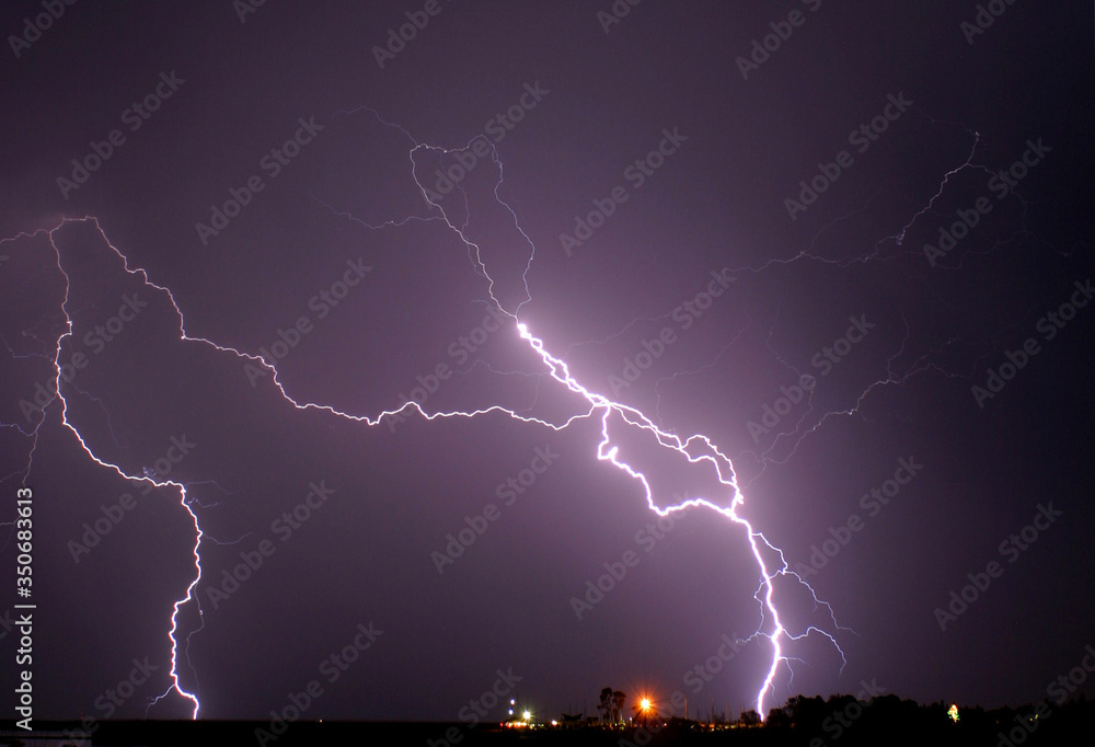 Naklejka premium lightning strikes