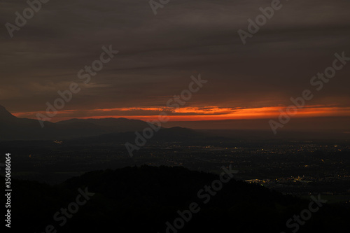 Dramatischer Sonnenuntergang mit Bergen und Wolken