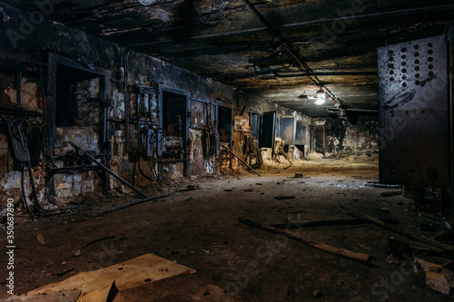 Cuadro en lienzo Burnt interior of industrial building basement