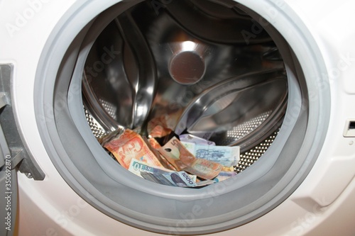 Pranie pieniędzy w pralce.