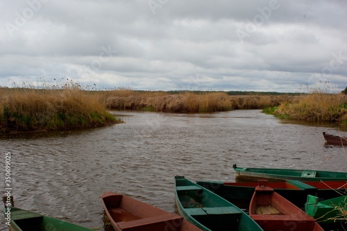 Stare łodzie na rzece wśród trzcin wiosna, Podlaskie, Polska © Mateusz Czarniecki