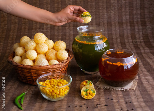Fotografie Panipuri or Phuchka is a type of snack that originated in the Indian subcontinent