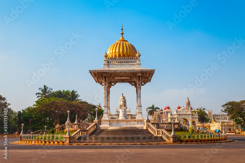 Statue of Maharaja Chamarajendar Wodeyar photo