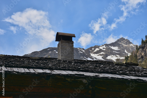 Oberstalleralm, Oberstaller Alm, Almhütte, Dach, Schindeldach, Schindel, Schiefer, Schieferdach, Rauchfang, Schornstein, Arntal, Stallertall, Deferegger Alpen, Villgrater Berge, Riepenspitze, Fels, St photo