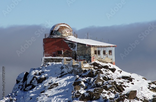 Obraz na płótnie Abandoned snow-covered observatory on the mountain Sierra Nevada of Spain. Winter time w salonie