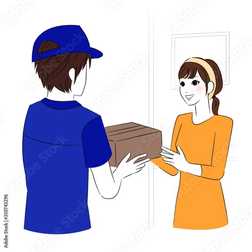 宅配便を受け取る女性