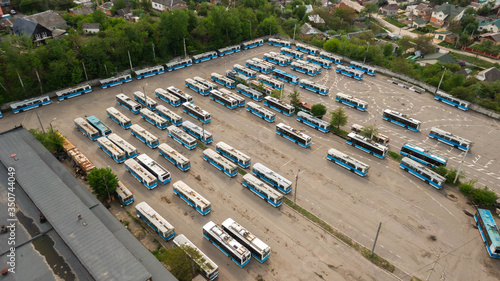 Fotografie Many trolleybuses parked in front of the trolley depot hangar