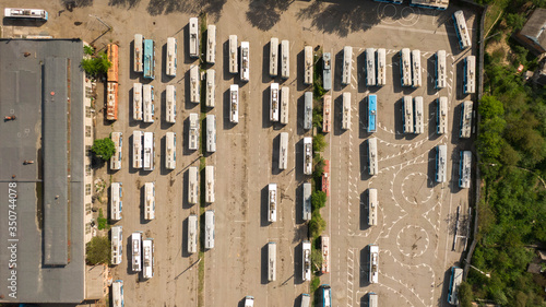 Foto Many trolleybuses parked in front of the trolley depot hangar