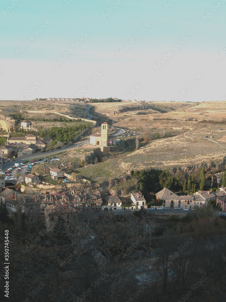 Fototapeta premium vista de la parte baja de la ciudad de Segovia.