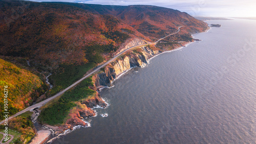Fotografia Stunning Aerial views of the world famous Cabot Trail over looking Cap Rouge, Cape Breton Highlands in the peak autumn/fall season with mixed color deciduous trees