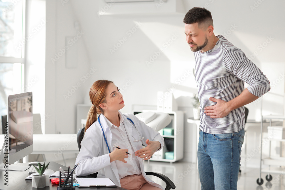 Obraz premium Gastroenterologist examining man in clinic