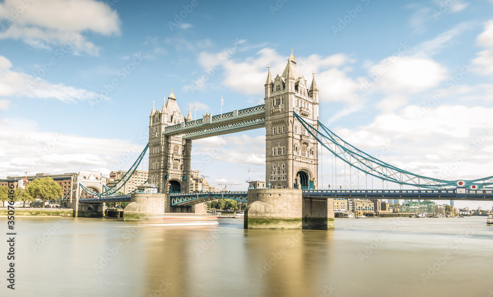 Obraz premium Exploring London Tower Bridge River