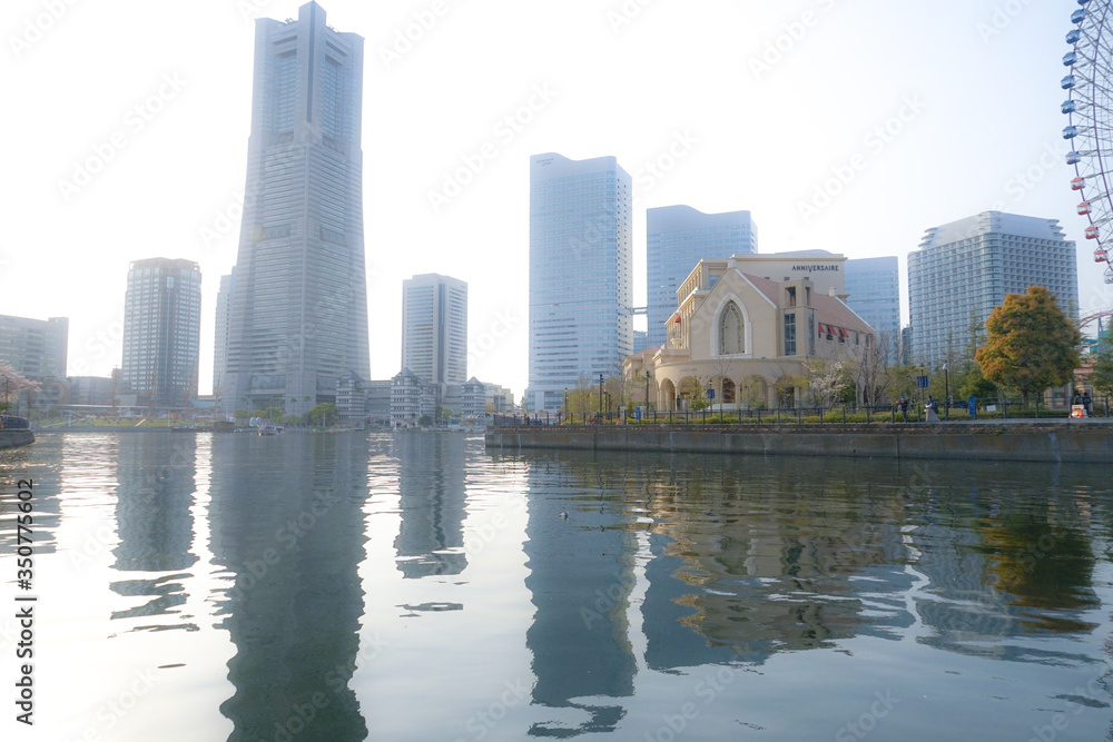 Obraz premium 遊覧船から見える横浜みなとみらいの街並み