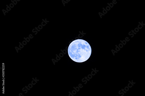 美しい満月のイメージ