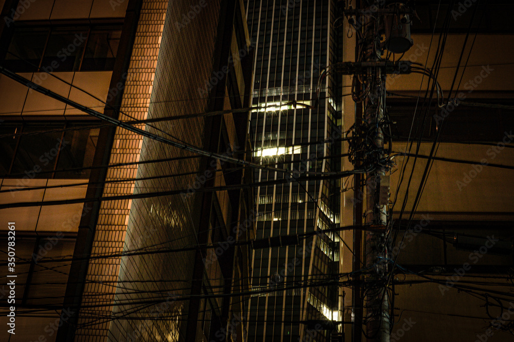 Obraz premium 路地裏から見える虎ノ門ヒルズの夜景