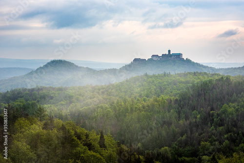 Aussicht vom Rennsteig über den Thüringer Wald, am Horizont die Wartburg, Morgennebel steigt auf