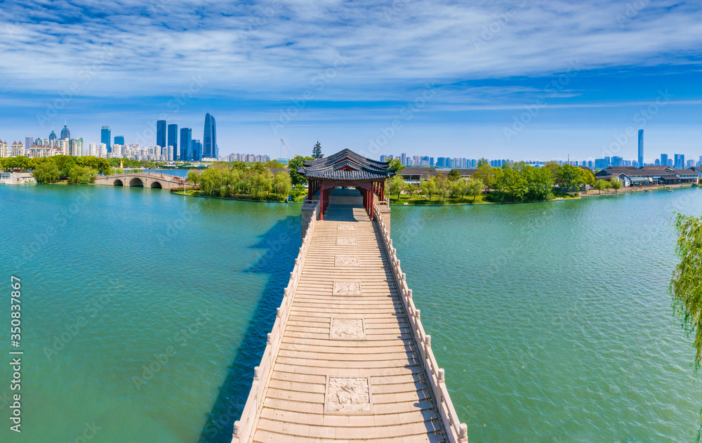 Obraz premium Bridge in Jinji Lake Scenic Area, Suzhou City, Jiangsu Province, China