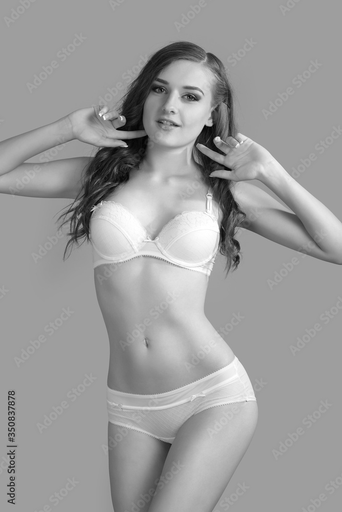 Naklejka premium young girl with slender body posing in underwear