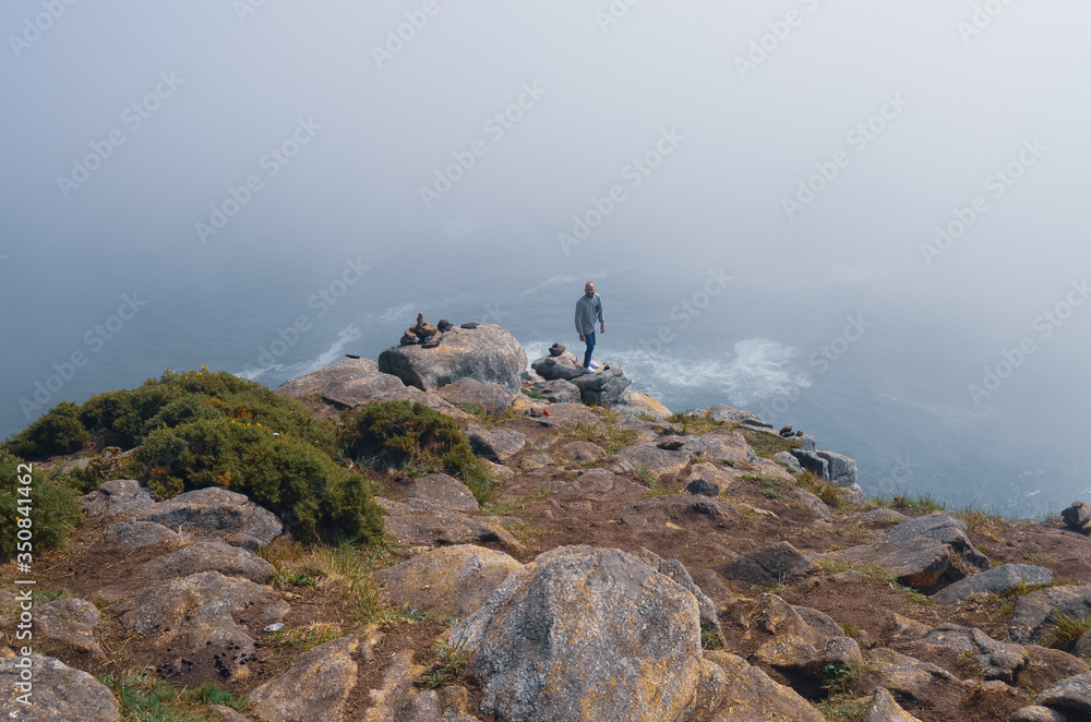 Modelo de pie en la cima de Fisterra, Galicia, España. Modelo de pie en la cima de Fisterra, Galicia, España.