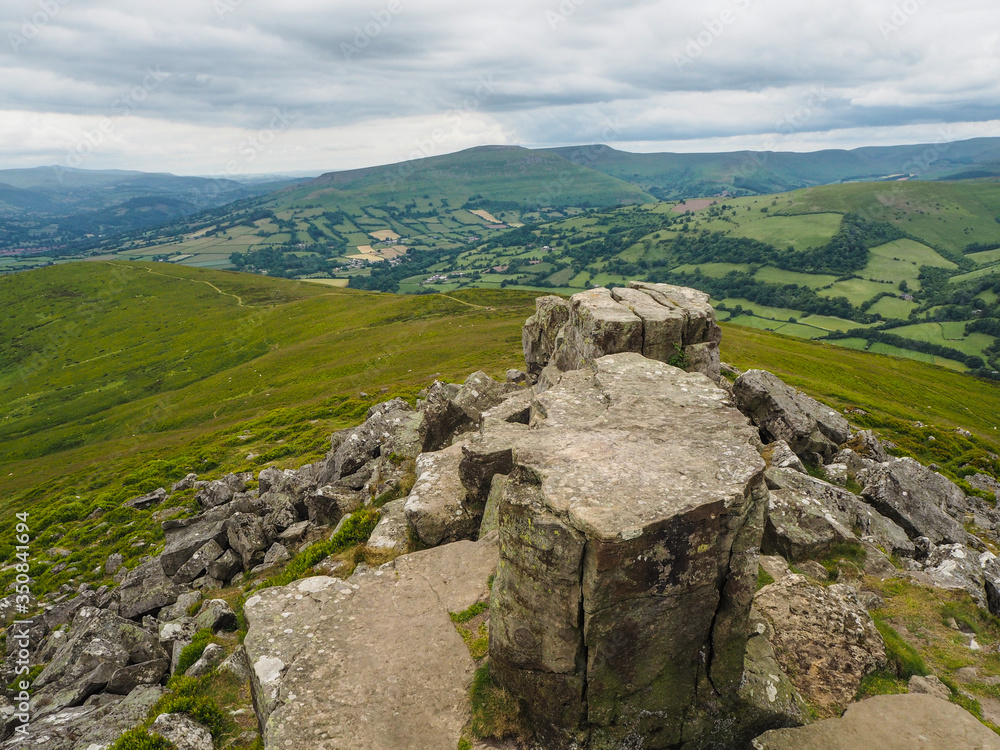 Vista paisaje desde la cima de montaña en Gales