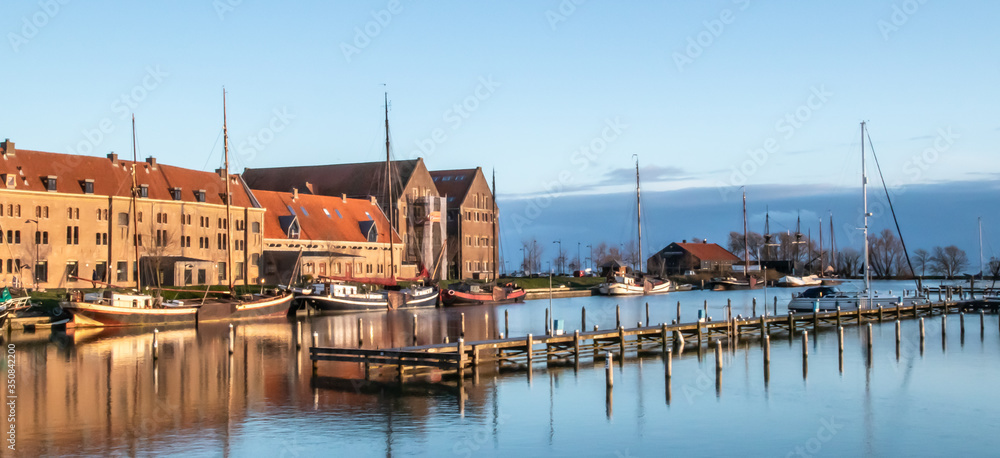 Fototapeta premium Miasto Hoorn w Holandii Północnej położone nad jeziorem Markermeer.