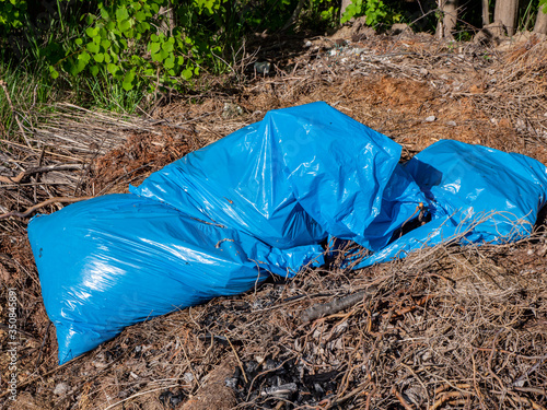 Balue Müllsäcke im Wald Umweltverschmutzung photo