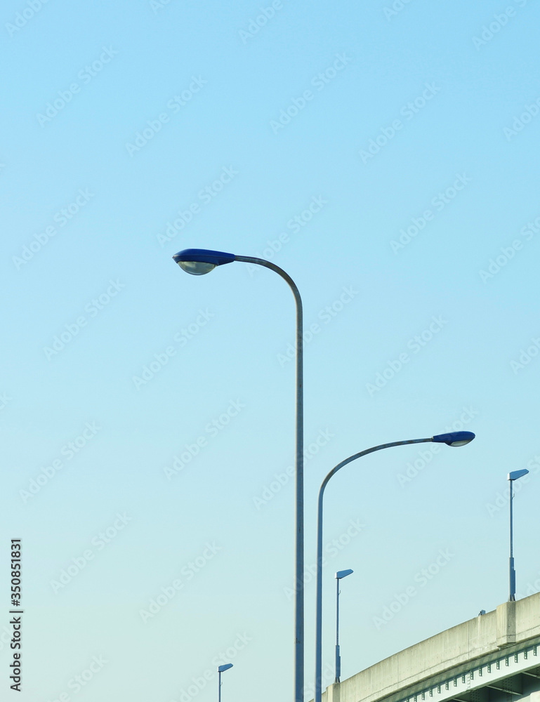 高速道路沿いの街灯