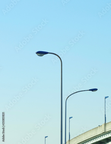 高速道路沿いの街灯