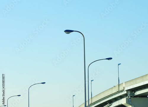 高速道路沿いの街灯