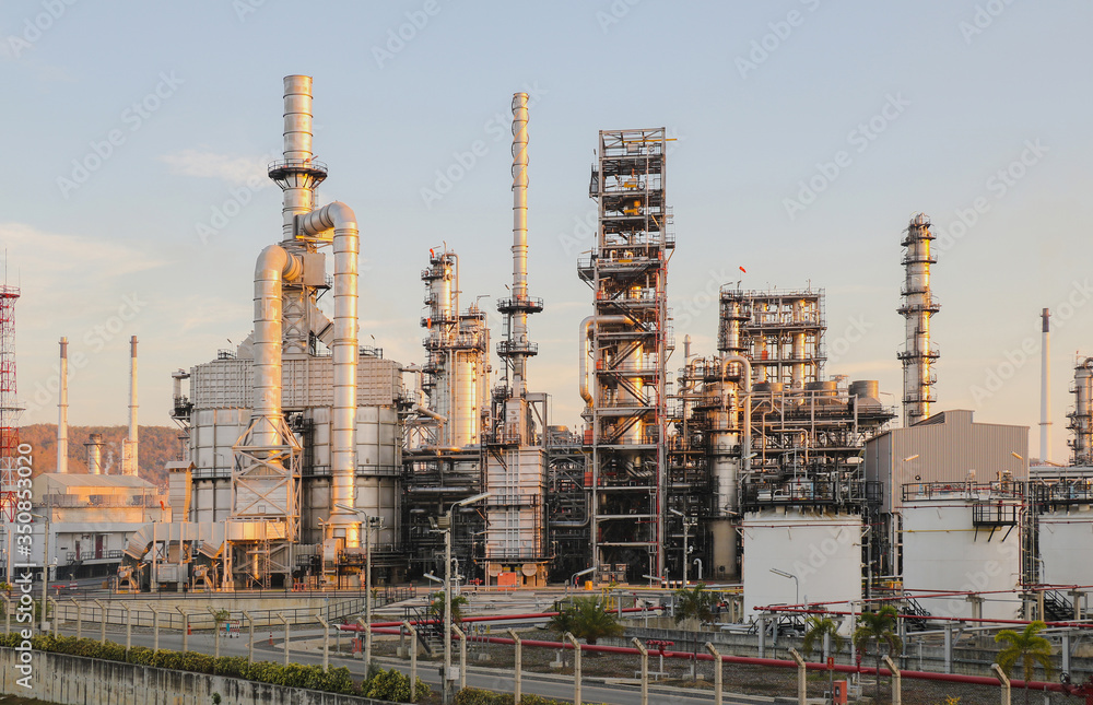 Obraz premium Oil and gas industrial, Oil refinery plant from industry, Refinery Oil storage tank and pipe line steel