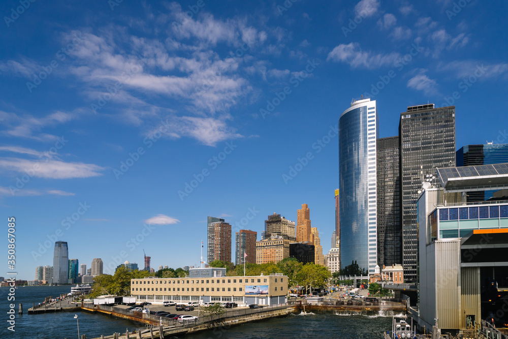 Obraz premium Skyline of New York city Manhattan over Hudson river.