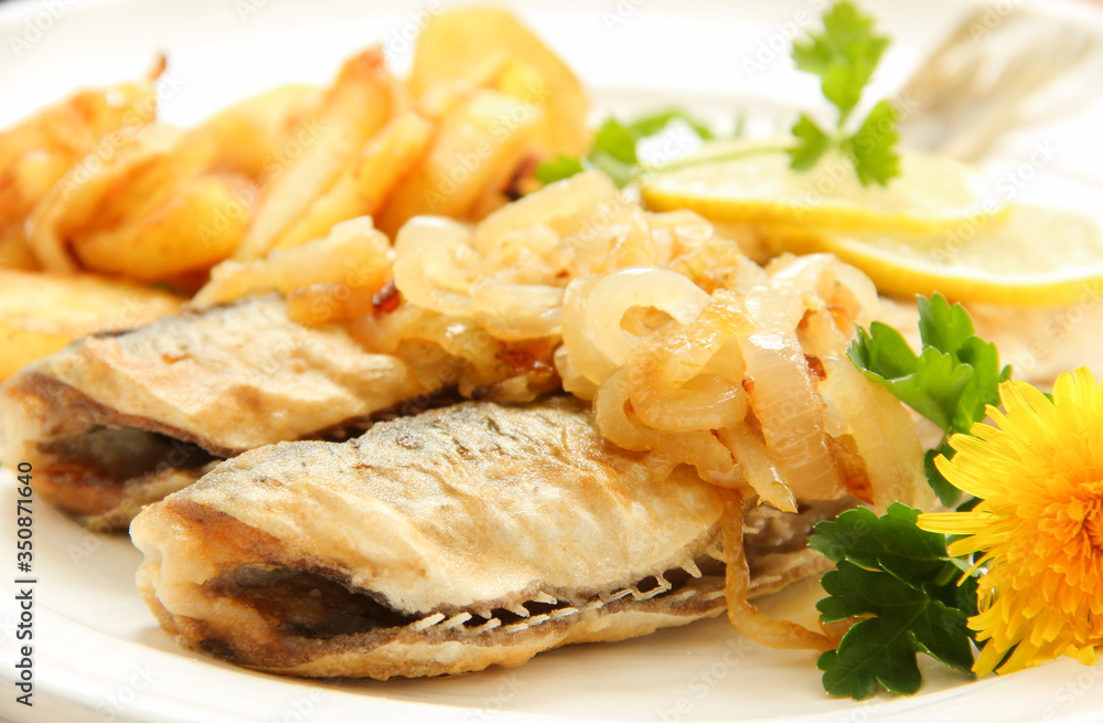 frisch gebratene Heringe gebraten grüner Hering Fisch Teller frisch gebratene Heringe gebraten grüner Hering Fisch Teller