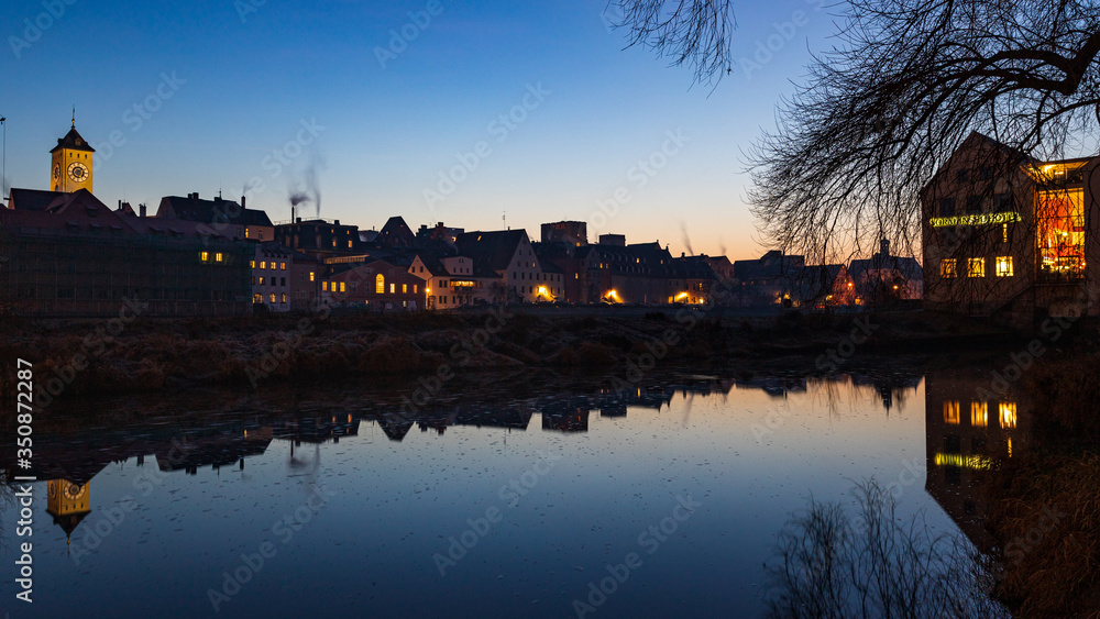 Obraz premium Regensburg e Danubio di sera
