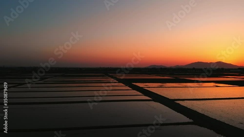 田舎の田園風景に沈む春の美しい夕焼け