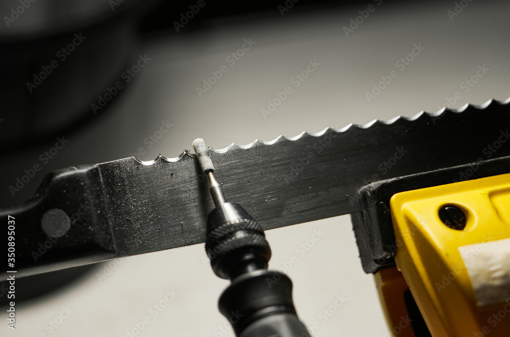 Φωτογραφία Professional serrated knife blade sharpening with a rotary tool