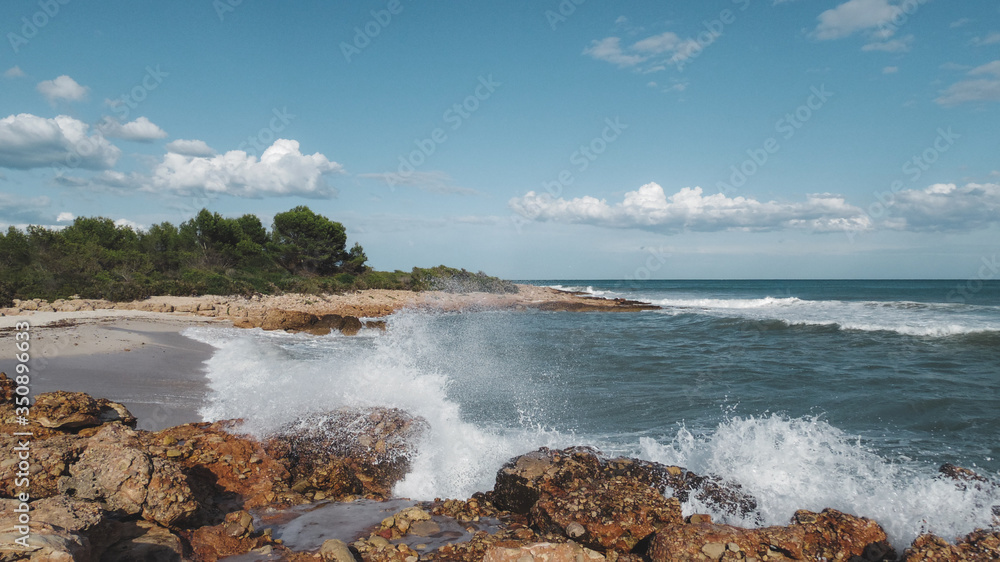Fototapeta premium Playa de Castellón con una ola en primer plano