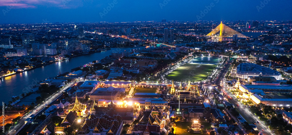 Obraz premium Aerial view of Grand Palace temple in Bangkok Thailand during lockdown covid quarantine at night
